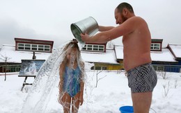 24h qua ảnh: Bố đổ nước lạnh lên đầu con gái giữa trời -5 độ C