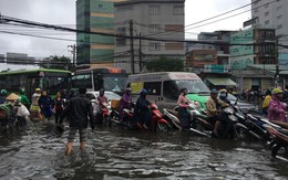 Sáng đầu tuần sau bão số 9 Sài Gòn vẫn ngập nặng, nhiều nơi kẹt xe suốt 3 giờ