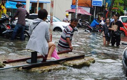 Đường Sài Gòn ngập như sông: Lexus "chết trân", tàu bè băng băng vượt nước