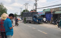 Tông vào xe tải đang lùi từ trong nhà ra, 2 thanh niên thương vong ở Sài Gòn