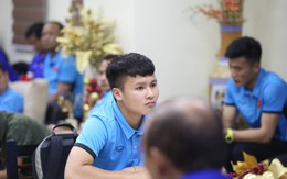 ĐT Việt Nam gặp sự cố khi vừa đến Philippines, cầu thủ mệt mỏi chờ đợi tại sân bay