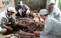 Phát hiện gần 1.000 đầu đạn và bom trong nhà hoang tại Quảng Trị