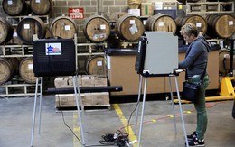 Cuộc bầu cử "đậm chất Mỹ": Đến hầm bia, bể bơi, tiệm giặt là cũng trở thành nơi bỏ phiếu