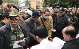 Hàng trăm thương binh chen lấn chờ đăng kí mua vé trận chung kết Việt Nam - Malaysia