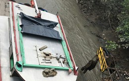 Chủ tịch tỉnh Tiền Giang trực tiếp chỉ đạo "giải cứu" sà lan mắc kẹt giữa gầm cầu