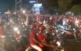 Việt Nam hoà 2-2 với Malaysia, hàng ngàn người ở miền Tây vẫn ra đường cổ vũ
