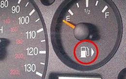 Công dụng đặc biệt của mũi tên cạnh biểu tượng bình xăng trên ô tô là gì?