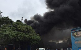 Cháy lớn tại xưởng sửa chữa ô tô cạnh Liên đoàn Bóng đá Việt Nam