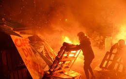 24h qua ảnh: Người biểu tình Pháp đốt hàng rào chặn đường vào kho xăng