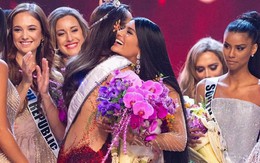 Ai cũng tươi cười chúc mừng Hoa hậu Hoàn vũ 2018, mỗi Á hậu 1 có ánh mắt "thiếu thiện cảm" lạ lùng!