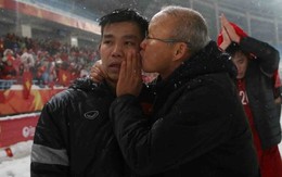 HLV Park Hang Seo tiết lộ lý do hay ôm, hôn các cầu thủ U23 Việt Nam với 4 ngôi sao Hàn