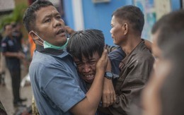 24h qua ảnh: Người đàn ông bật khóc khi thấy xác thân nhân sau sóng thần