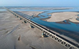 Thách thức Trung Quốc, Ấn Độ trình làng cầu "gánh" được xe tăng, máy bay