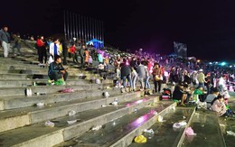 Rác ngập quảng trường ở Đà Lạt sau trận bán kết lượt đi giữa Việt Nam - Philippines