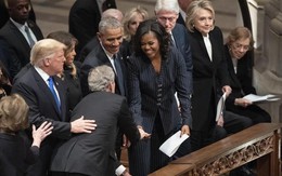 Ông George W.Bush tái hiện màn trao kẹo cho bà Obama trong tang lễ cha