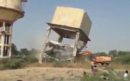 Video: Bể nước khổng lồ đè nát máy xúc, tài xế may mắn thoát chết