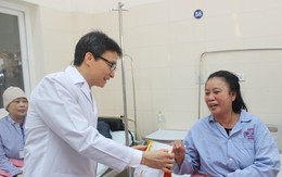 Phó Thủ tướng trao quà Tết cho các bệnh nhân ung thư nghèo