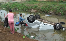 Sáng mùng 1 Tết, ô tô mất lái phơi bụng giữa mương