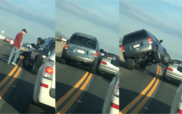 Video: Hùng hổ lao xe gây gổ, tài xế nhận cái kết đau đớn