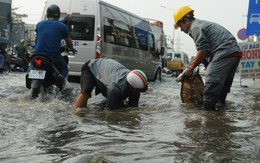 Nước dâng ngập lút bánh xe trên nhiều tuyến đường ở Sài Gòn