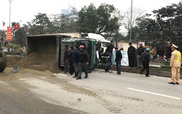 Sau cú đánh lái tránh xe máy, xe ben lật đổ đầy cát trên quốc lộ 1A