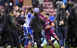 Man City bị loại đầy cay đắng, Aguero giận dữ "tẩn" CĐV đối phương