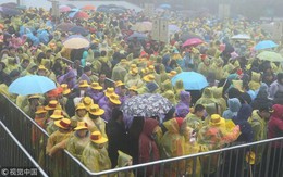 Trung Quốc: Biển người mặc áo mưa, chen chân ở các điểm du xuân
