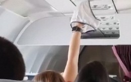 Nữ hành khách hong khô nội y trước quạt thông gió máy bay