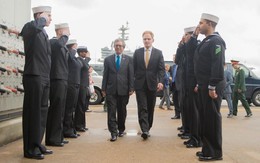 Đại sứ Phạm Quang Vinh thăm tàu sân bay USS George H.W. Bush