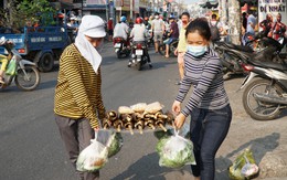 Người dân Sài Gòn đổ xô đi mua hàng nghìn con cá lóc nướng cúng vía Thần Tài