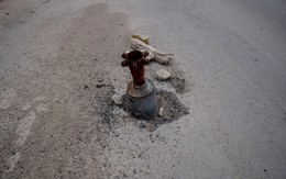 24h qua ảnh: Tên lửa chưa nổ găm trên đường phố Syria
