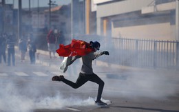 7 ngày qua ảnh: Người biểu tình đá lựu đạn hơi cay của cảnh sát