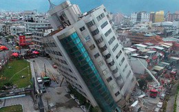 Hình ảnh kinh hoàng về tòa chung cư bị quật ngã vì động đất ở Đài Loan, nơi hàng chục người mắc kẹt