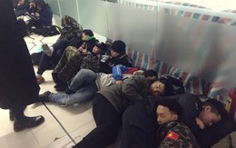 Ngày cuối năm, giới trẻ Hà Nội mang chăn chiếu ngủ ngoài hành lang để chờ ‘săn’ đồ thời trang vừa ‘ra lò’