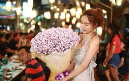 Cô gái ‘chịu chơi’ tặng bạn trai bó hoa làm từ 70 triệu đồng tiền mặt làm quà Valentine