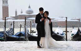 24h qua ảnh: Cặp đôi chụp ảnh cưới với tuyết phủ trắng thành phố Venice