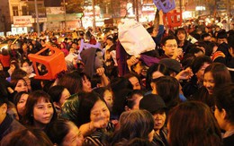 Hà Nội: Hàng nghìn người chen lấn xin lộc sau khi lễ cầu an ở chùa Phúc Khánh kết thúc
