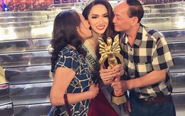 Bố mẹ ruột hôn má chúc mừng Hương Giang và cùng nắm chặt cúp Hoa hậu Chuyển giới Quốc tế