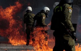 24h qua ảnh: Cảnh sát đứng giữa biển lửa bom xăng của người biểu tình