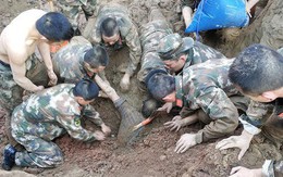 Hàng chục cảnh sát dùng tay đào đất cứu người bị chôn sống