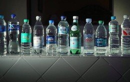 Nước đóng chai của nhiều hãng nổi tiếng thế giới bị nhiễm bẩn hạt nhựa