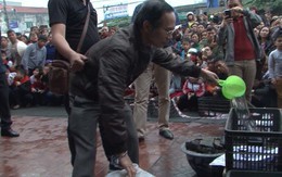 Mặc áo mưa, đổ xăng đốt xe Fortuner của hàng xóm để trả thù