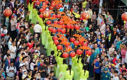 Ảnh: Người TP HCM chen nhau xem hội mừng Tết Nguyên tiêu của người Hoa