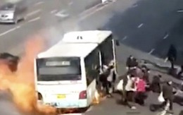 Kịch tính cảnh xe buýt nổ tung chỉ 1 phút sau khi 50 hành khách kịp thoát khỏi