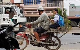 Hình ảnh cha chở con đi học trên chiếc xe hàng, ai cũng phải rưng rưng nước mắt