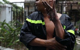 Bàn tay của lính cứu hỏa trong vụ cháy chung cư ở Sài Gòn khiến tất cả xót xa