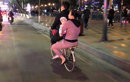 Bức ảnh đôi vợ chồng ôm con thơ dạo phố cuối tuần trên chiếc xe đạp, giản dị vậy thôi mà bao người rưng rưng