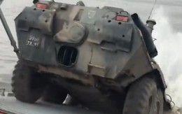 Video: Xem xe bọc thép BTR-82A lao thẳng xuống biển từ tàu đổ bộ
