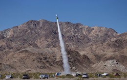 24h qua ảnh: Nhà khoa học Mỹ gắn người lên tên lửa để bay lên trời