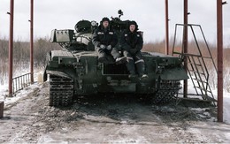Thăm xưởng "cải lão hoàn đồng" giúp xe tăng T-80 Nga miễn nhiễm với băng tuyết